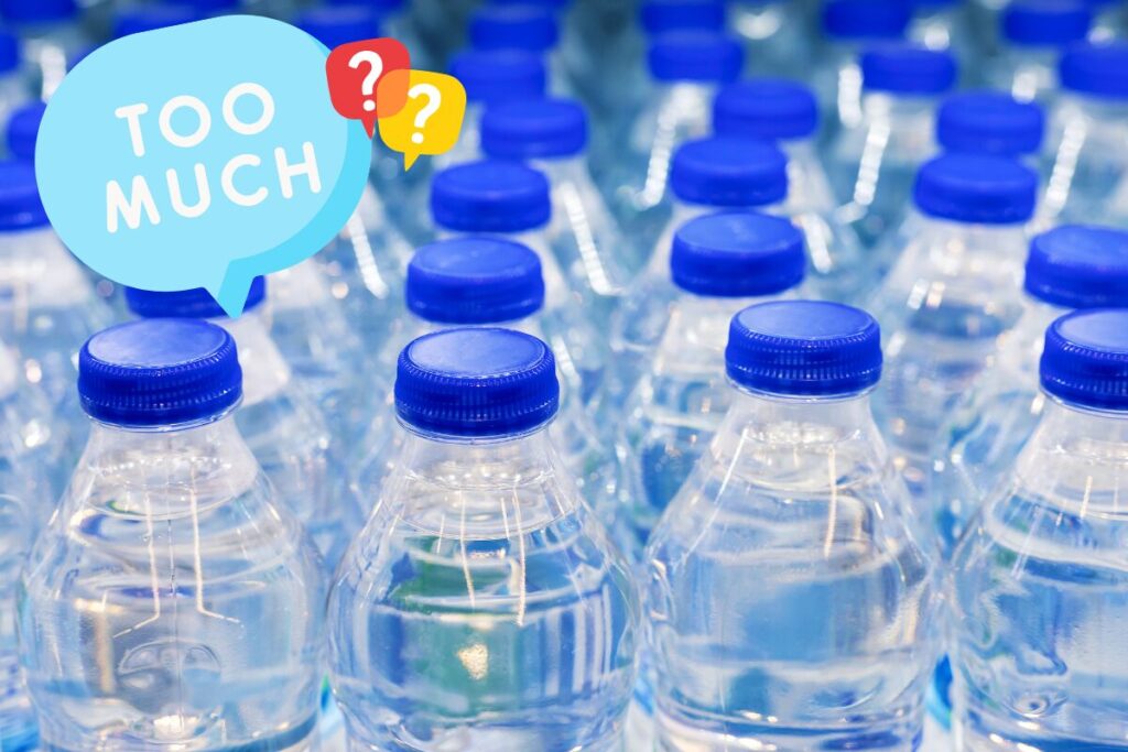 大量のペットボトルが並んでいる写真。左上に青い吹き出しで『TOO MUCH』、その周りに赤と黄色の疑問マークアイコンが表示されている