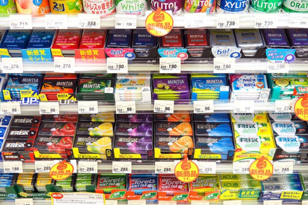 コンビニの棚に並ぶミンティア・フリスク・クロレッツなどのミントタブレット商品の写真